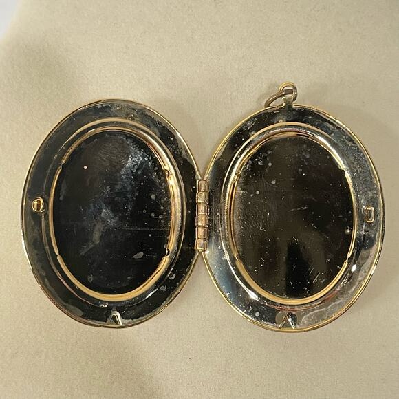 Vintage Victorian Toile French Country Style Romantic Filigree Locket Rococo - Picture 3 of 4